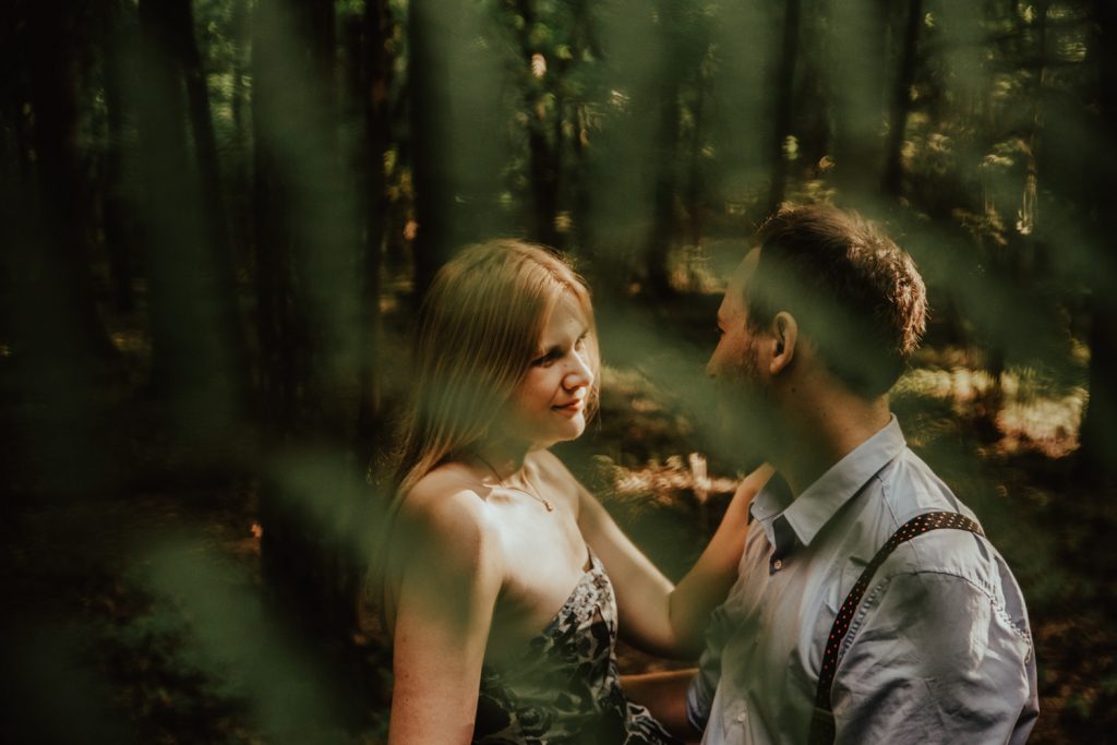 Zakochać się w lesie | Sesja narzeczeńska w lesie | Las w Warszawie 22